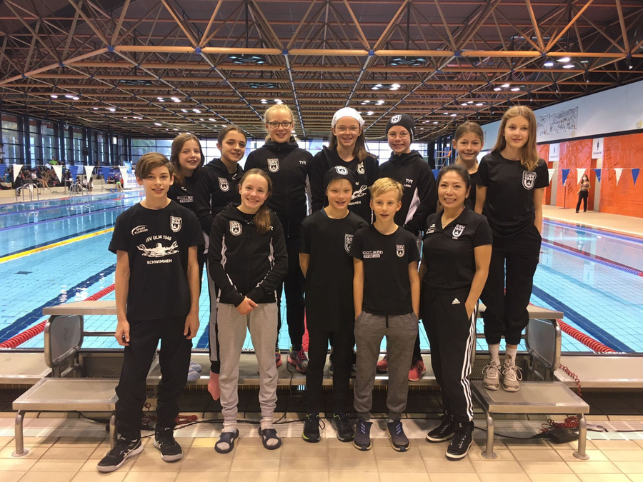 SSV Ulm Team am Beckenrand des Hallenbads