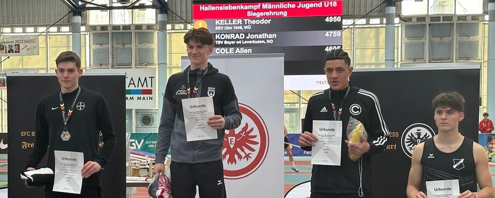 Siegerehrung U18 Mehrkampf mit vier Athleten auf Podest und Urkunden