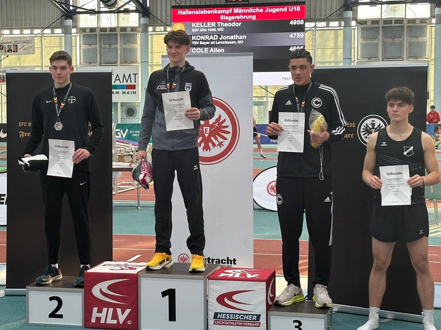 Siegerehrung U18 Mehrkampf mit vier Athleten auf Podest und Urkunden