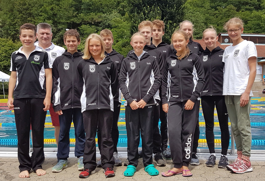 SSV Ulm 1846 Schwimmerteam am Beckenrand bei Meisterschaften