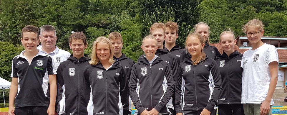 SSV Ulm 1846 Schwimmerteam am Beckenrand bei Meisterschaften
