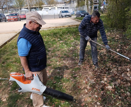 Zwei Helfer räumen Laub bei Putzete 2025 einer mit STIHL Laubbläser