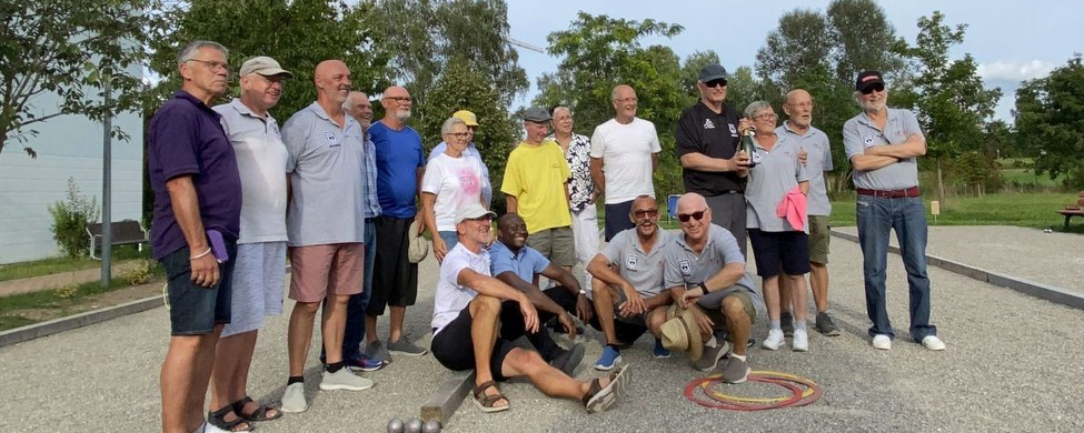 Gruppe von 17 Personen auf Bouleplatz mit Kugeln