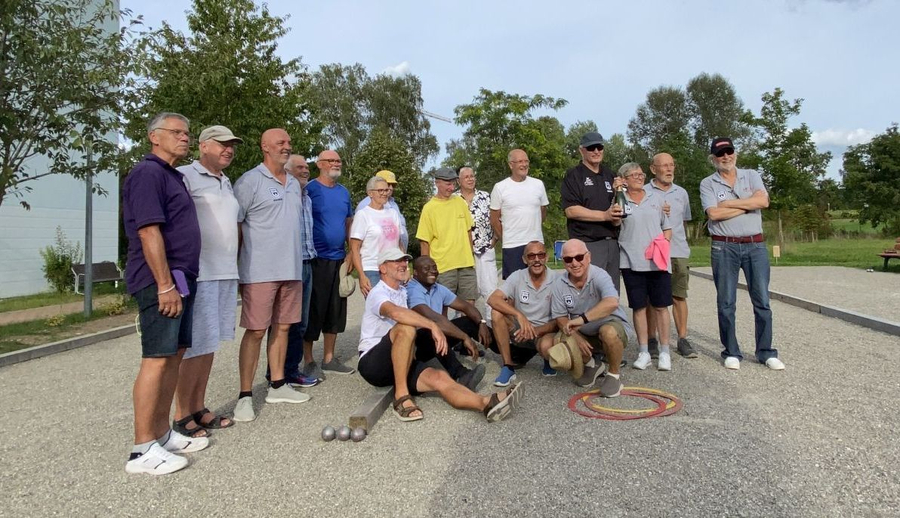 Gruppe von 17 Personen auf Bouleplatz mit Kugeln