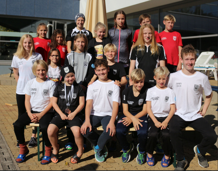 Teamfoto jugendlicher Schwimmerinnen und Schwimmer beim Karolinger Schwimmfest