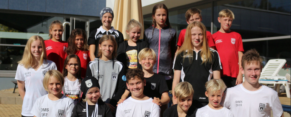 Teamfoto jugendlicher Schwimmerinnen und Schwimmer beim Karolinger Schwimmfest