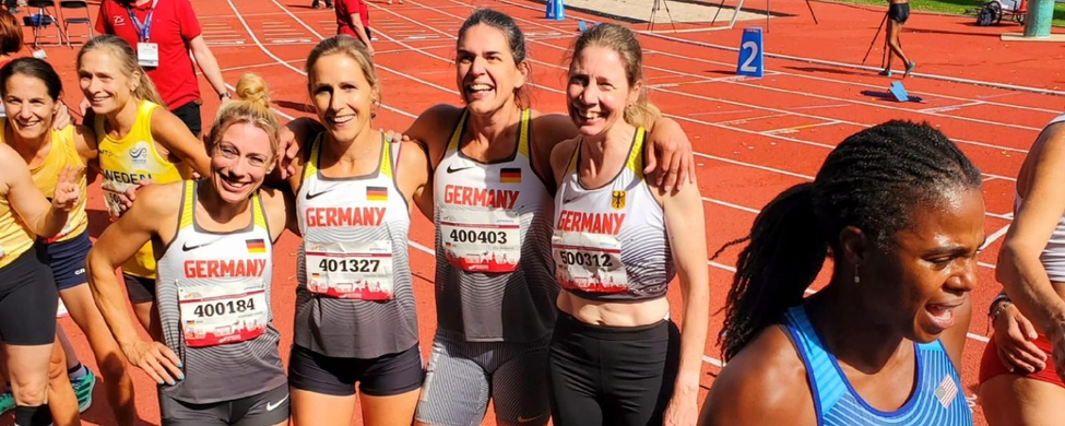 Verena 2.v.l. und Eva 3.v.l. in der Deutschen 4x400 Deutsche Leichtathletinnen in Teamtrikots GERMANY lächelnd auf Laufbahn