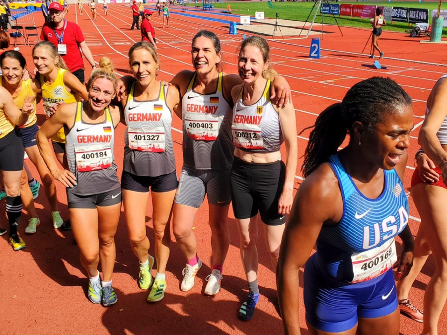 Verena 2.v.l. und Eva 3.v.l. in der Deutschen 4x400 Deutsche Leichtathletinnen in Teamtrikots GERMANY lächelnd auf Laufbahn