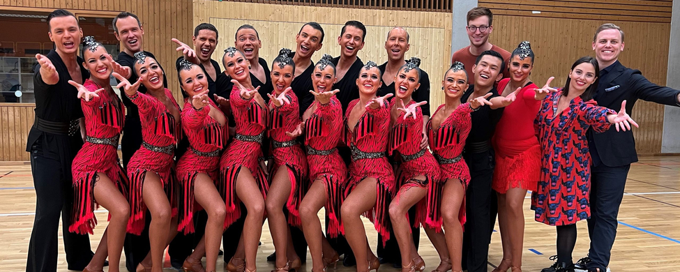Lateinformation posiert nach Choreografie-Präsentation in Sporthalle