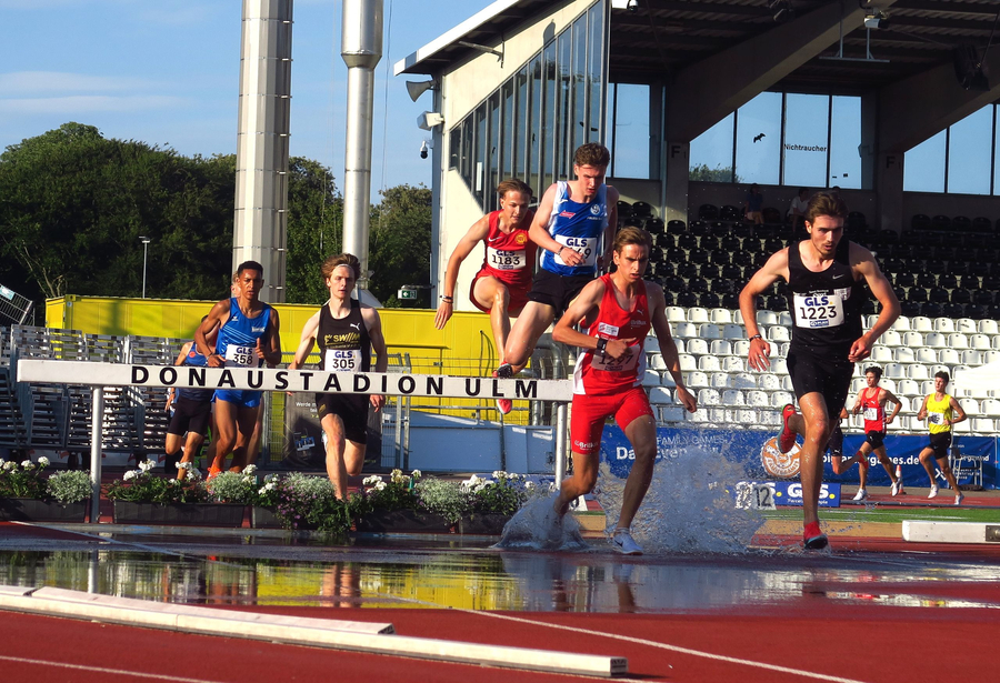 Hindernisläufer springen über Wassergraben im Donaustadion Ulm