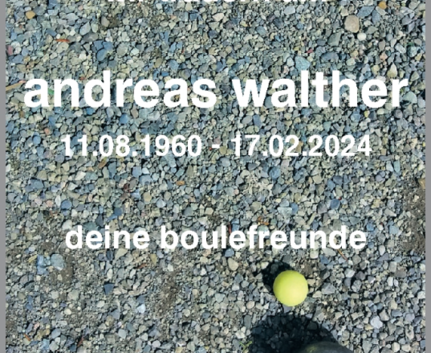 Kiesfläche mit drei Boulekugeln und Trauertext mit Namen und Daten