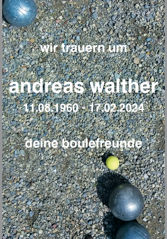 Kiesfläche mit drei Boulekugeln und Trauertext mit Namen und Daten