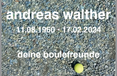 Kiesfläche mit drei Boulekugeln und Trauertext mit Namen und Daten