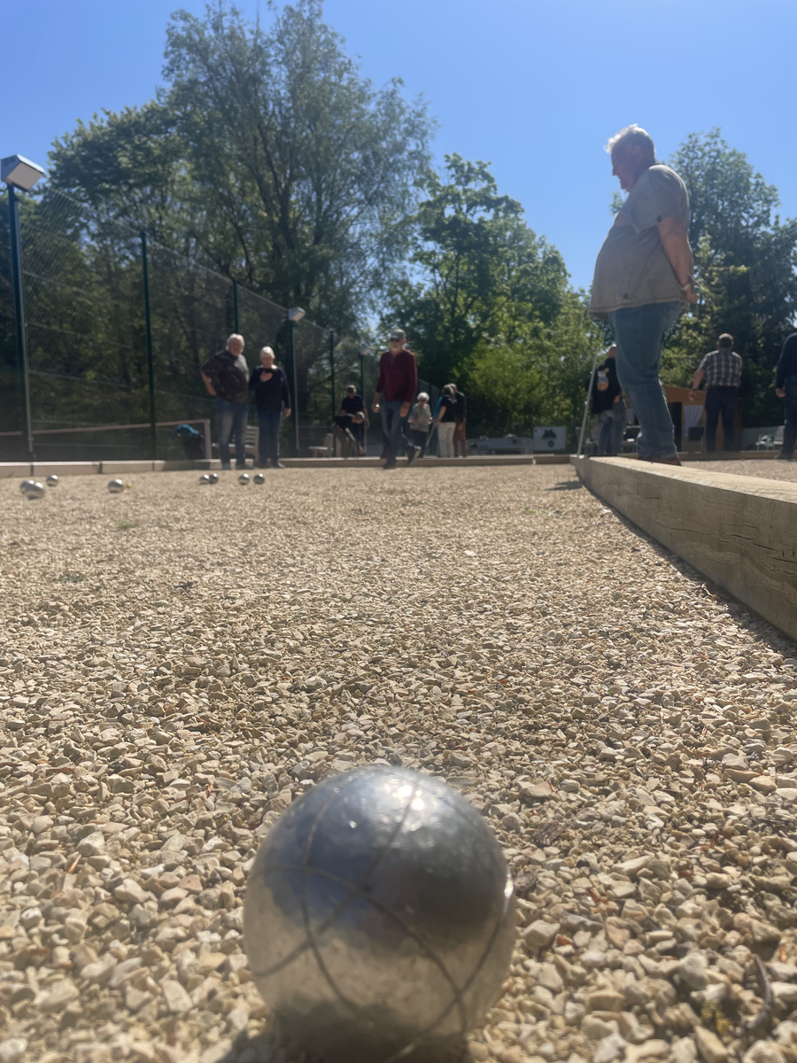 Boule-Kugeln und grüner Zielball auf Schotterplatz