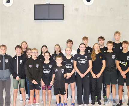 SSV Ulm 1846 Schwimmerinnen und Schwimmer vor Betonwand