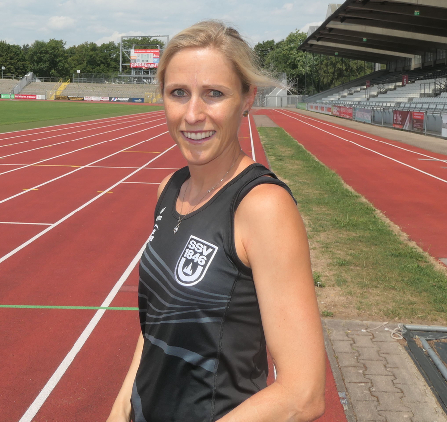 Leichtathletin in schwarzem Trikot mit SSV 1846-Logo auf Laufbahn