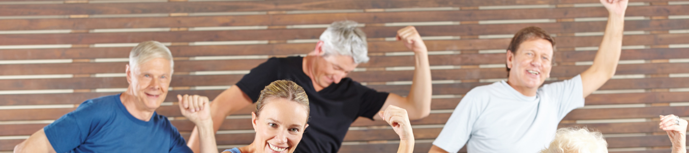 Seniorengruppe beim Gymnastiktraining mit Armübungen