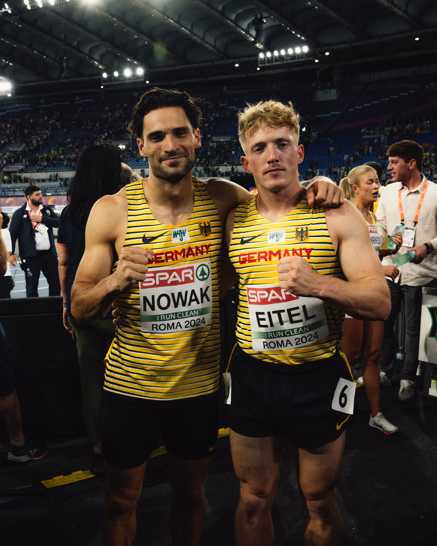 Zwei Leichtathleten in gelben Germany-Trikots mit Startnummern ROMA 2024