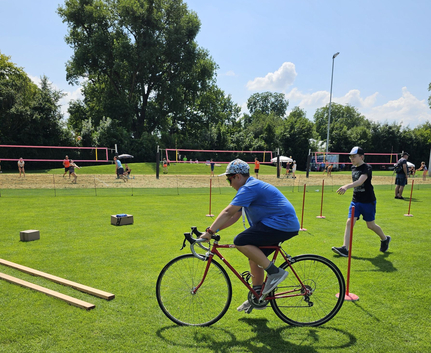 Kind auf Rennrad fährt Parcours auf grüner Festwiese