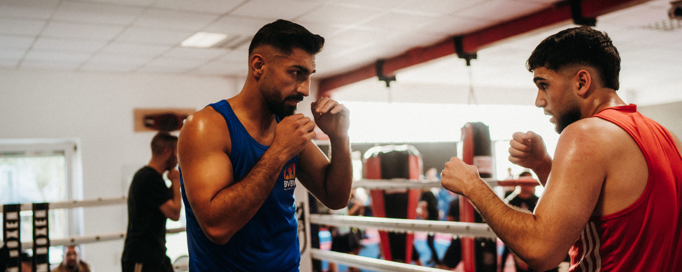 Letzter Feinschliff vor dem Debüt Zwei Boxer im Ring beim Sparring in Trainingshalle