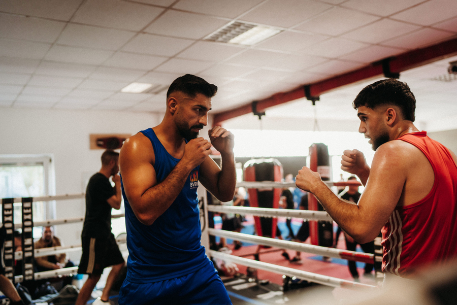 Letzter Feinschliff vor dem Debüt Zwei Boxer im Ring beim Sparring in Trainingshalle