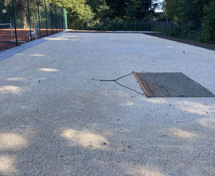 Neu geschotterter Bouleplatz mit Abziehmatte und Zaun