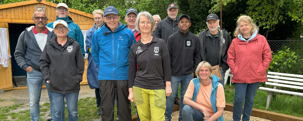 Gruppe von Boulespielern bei regnerischem Tag der offenen Tür