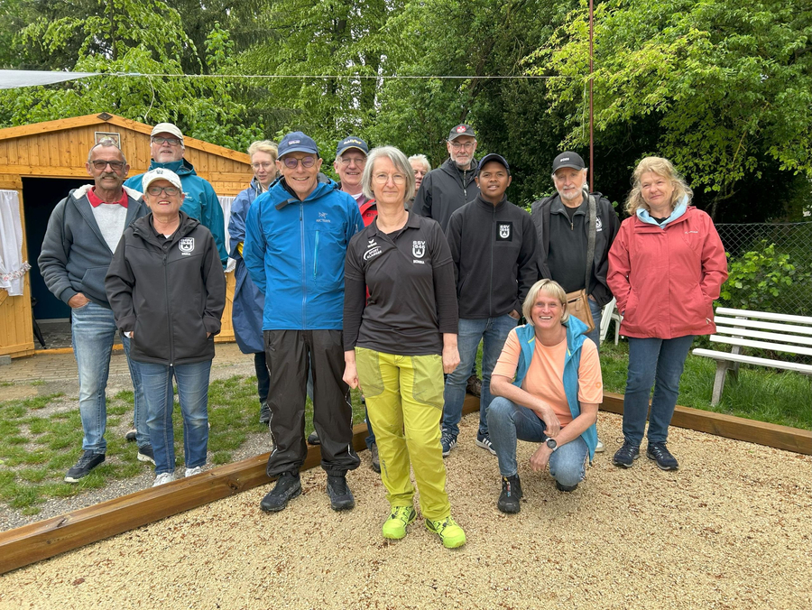 Gruppe von Boulespielern bei regnerischem Tag der offenen Tür