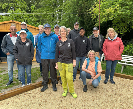 Gruppe von Boulespielern bei regnerischem Tag der offenen Tür
