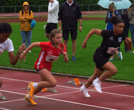 Für Medaillen reichte es nicht, aber neue Sprintbestzeit für Luna Drayton U14-Sprinterinnen starten aus Startblöcken auf Laufbahn