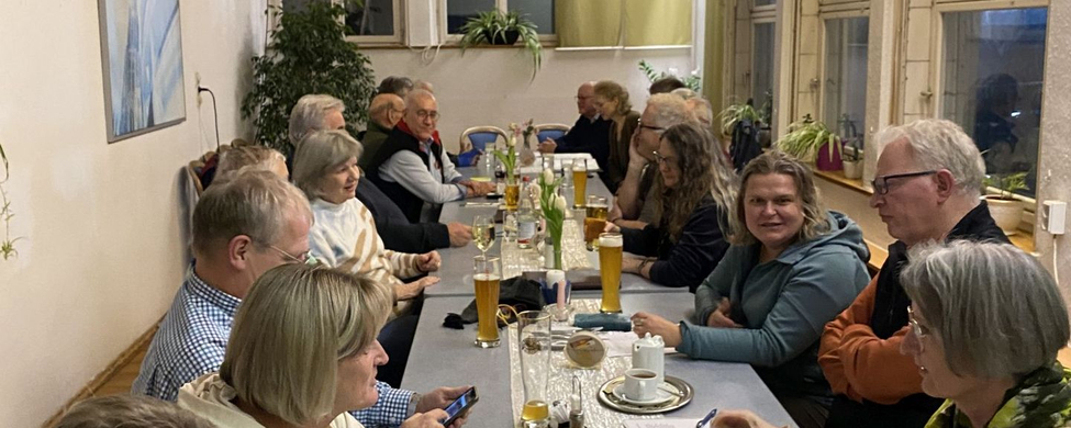 Mitglieder der Boule Abteilungsversammlung sitzen an langem Tisch