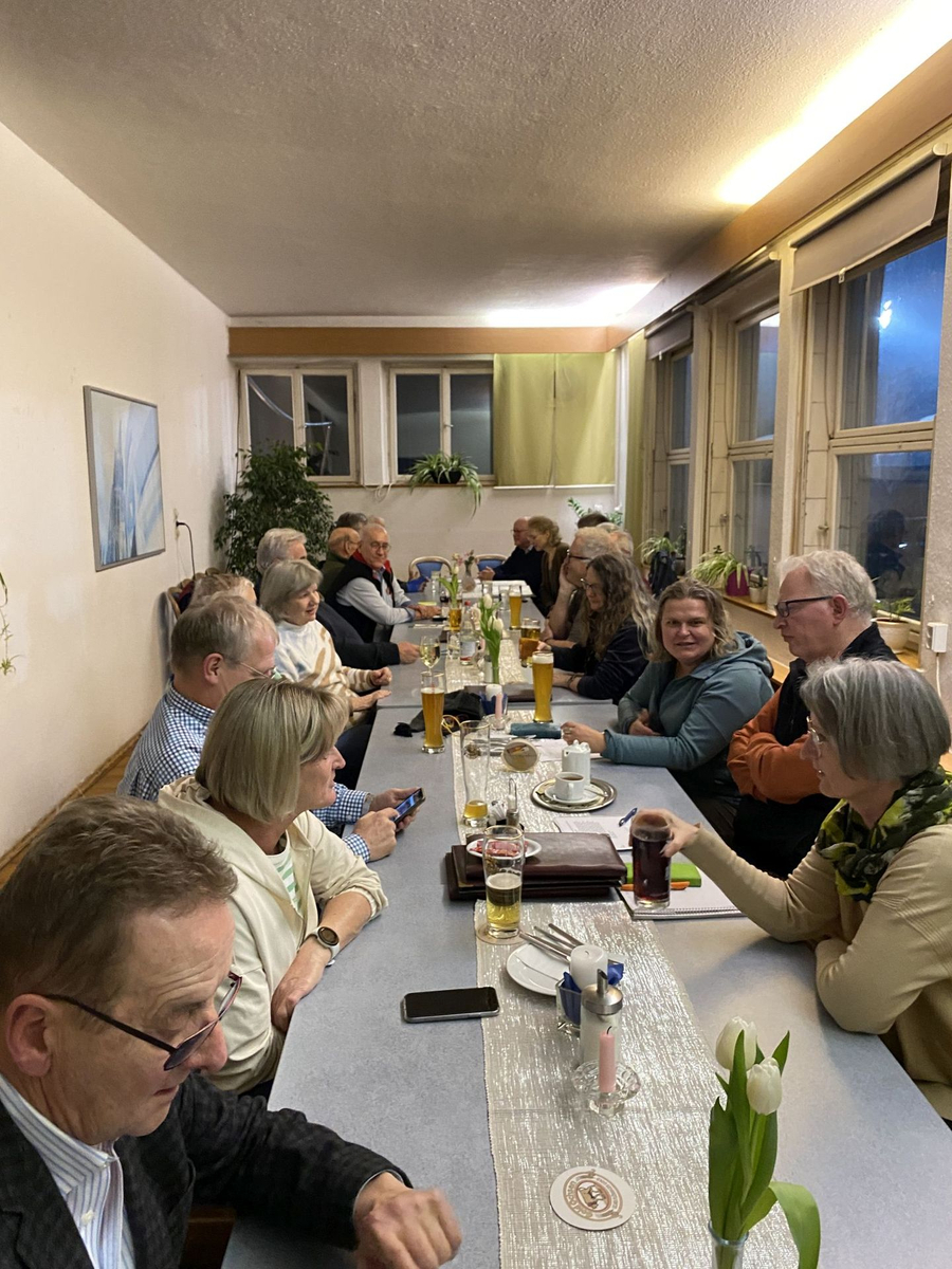 Mitglieder der Boule Abteilungsversammlung sitzen an langem Tisch