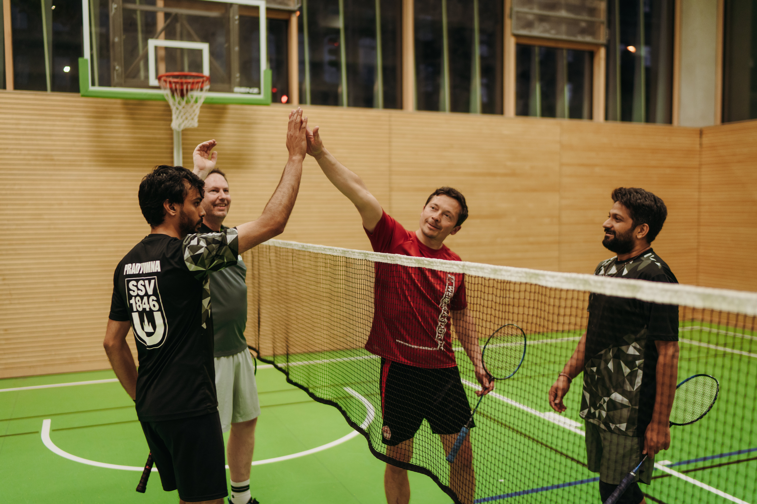 Badmintonspieler in Halle jubelt mit Schläger und Federball SSV 1846