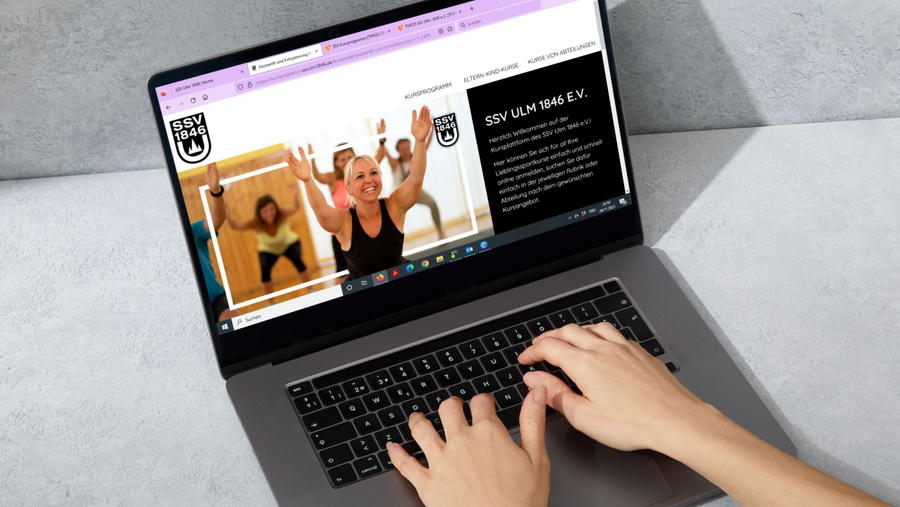 Laptop zeigt SSV ULM 1846 E.V. Kursprogramm und Hände tippen