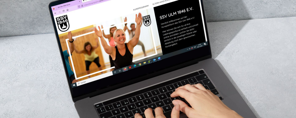 Laptop zeigt SSV ULM 1846 E.V. Kursprogramm und Hände tippen