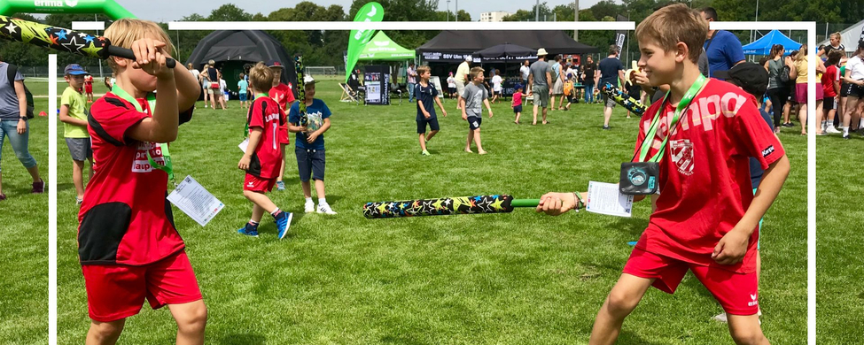 Two boys in red with foam bats at Vereinssporttag 2022