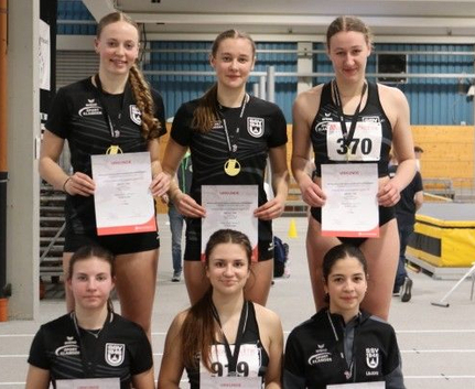 Sechsköpfiges Leichtathletikteam mit Medaillen und Urkunden mit Schriftzug Urkunde