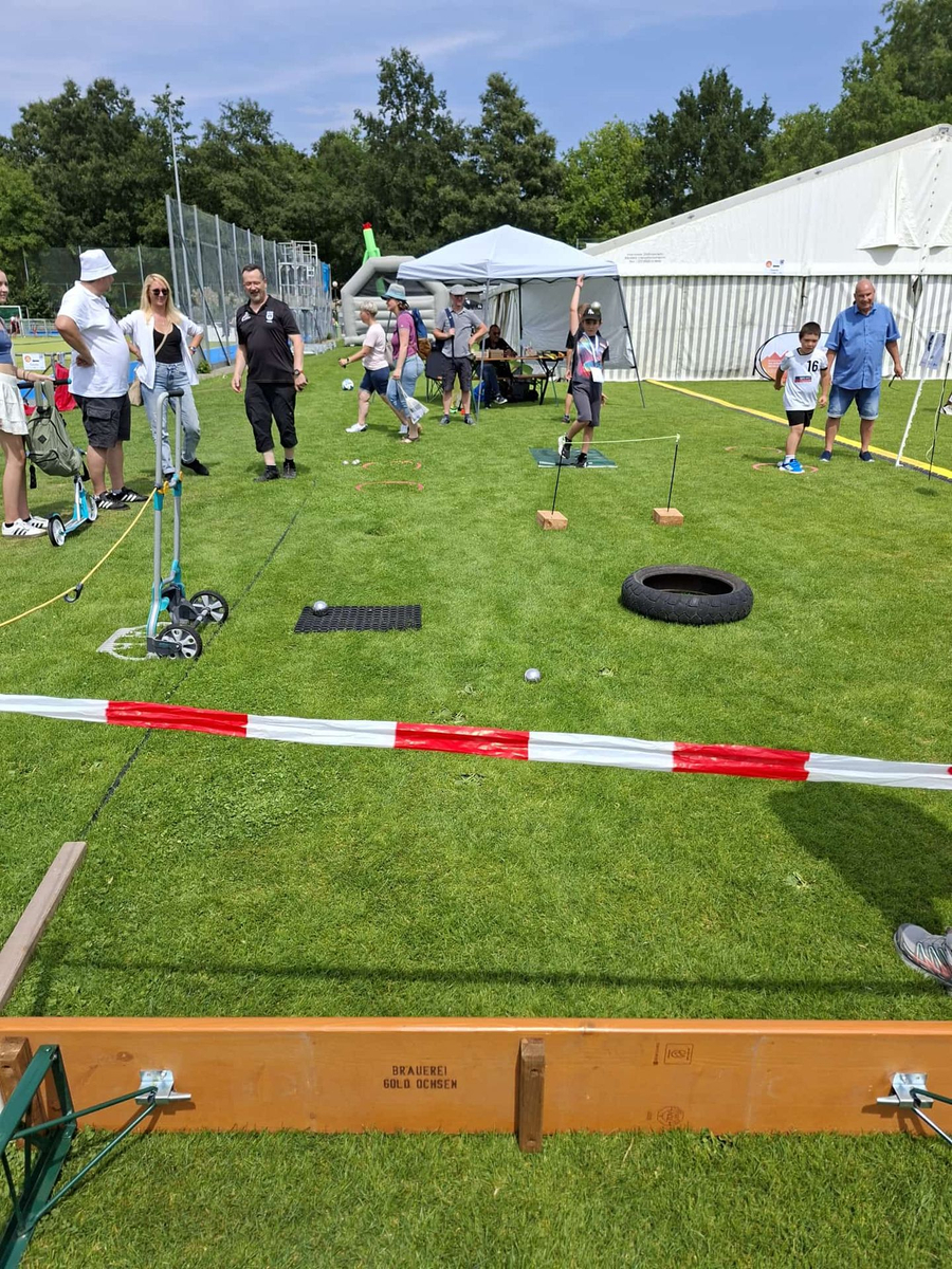 SSV Schwörsporttag auf Rasen mit Spielstation und Brauerei Gold Ochsen