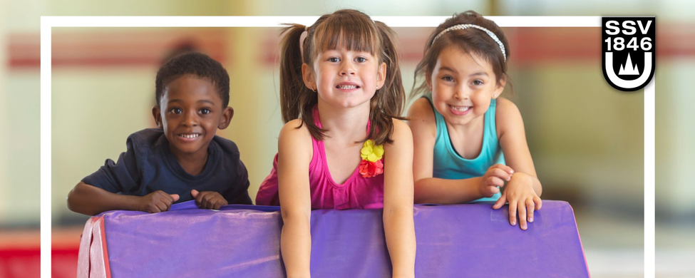 Drei Kinder lehnen über violettem Turngerät im Verein mit SSV 1846 Logo