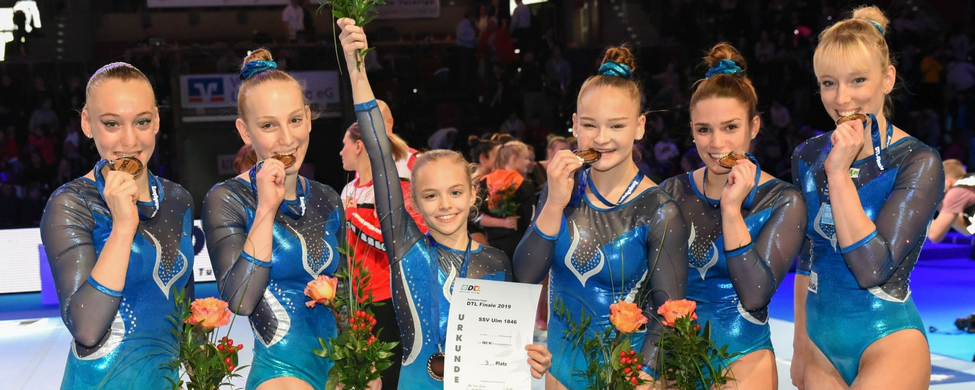 SSV Ulm Kunstturnerinnen mit Bronzemedaillen, Blumen und Urkunde