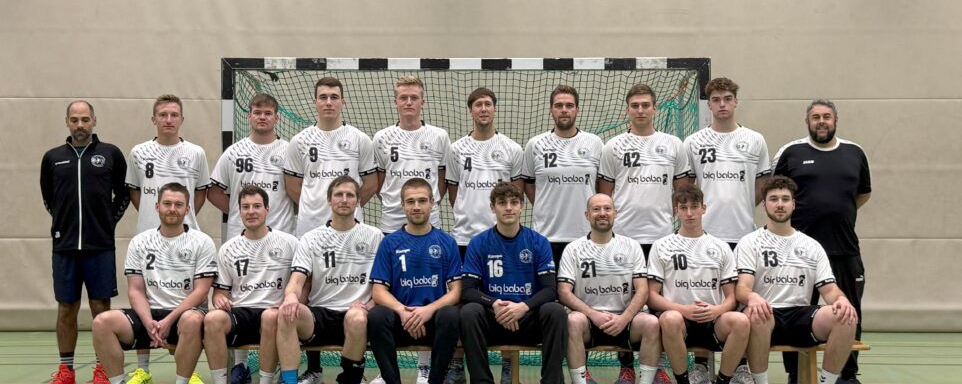 Handballmannschaft in weißen Trikots vor Tor