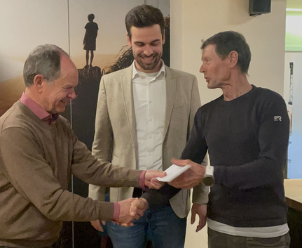 Ehrung Heiko Gericke (re.) 30 Jahre Mitarbeit SSV Ulm 1846 e.V. – Heiko Gericke (re.) mit Geschäftsführer Fabian Göggel und Vereinspräsident Willy Götz. Drei Männer bei Ehrung Handschlag und Umschlagübergabe