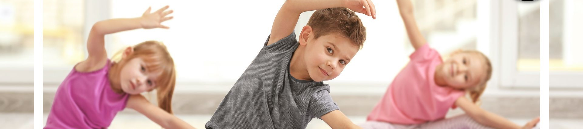 Kleine Turnkinder beim Dehnen auf Matten