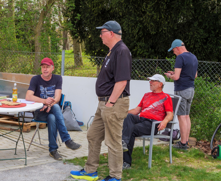 Teilnehmer beim Memory-Turnier im Freien am Tisch
