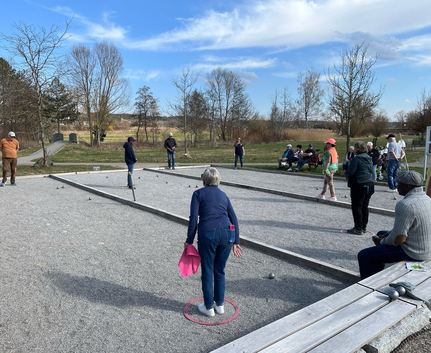 Spielerinnen und Spieler beim Freundschaftsturnier auf Boulebahnen