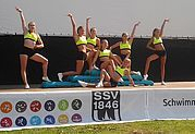 Gruppe Sportlerinnen in gelben Tops auf Bühne vor Banner SSV 1846