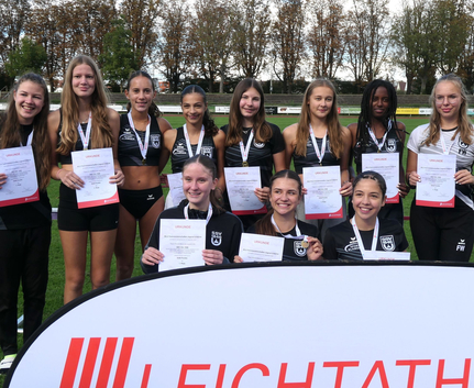 Auch die U16-Mädels landen vorn U14-Mädchen in Sporttrikots mit URKUNDE und Medaillen auf Sportplatz