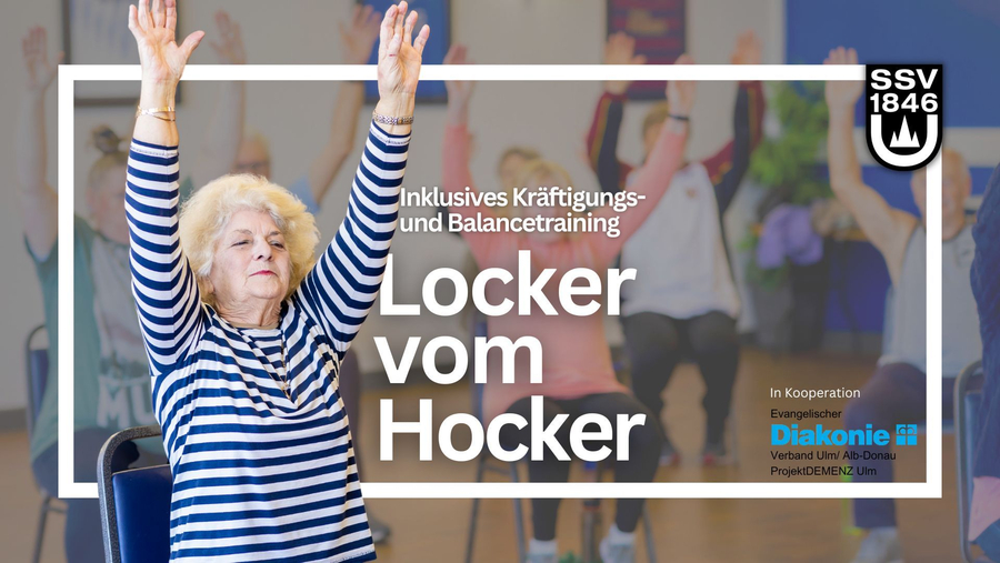 Ältere Frau sitzt und hebt Arme während Locker vom Hocker
