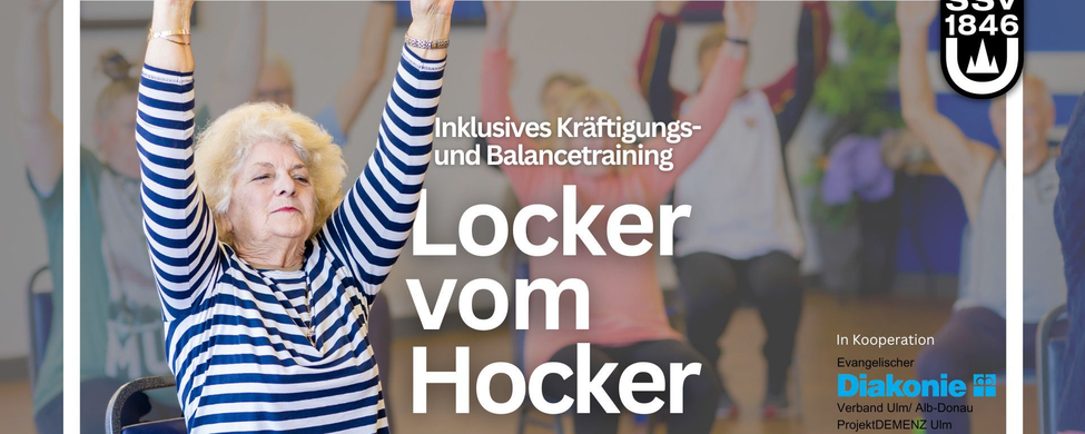 Ältere Frau sitzt und hebt Arme während Locker vom Hocker