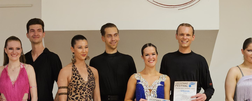 Tanzpaare mit Urkunden unter dancepoint Tanz Sport Club Banner